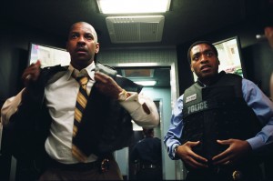 (L-R) Denzel Washington and Chiwetel Ejiofor star as Detective Frazier and Detective Mitchell in the tense hostage drama INSIDE MAN, from Director Spike Lee.